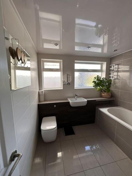 Formby, Spacious True Bungalow Steps From Beach Exterior foto