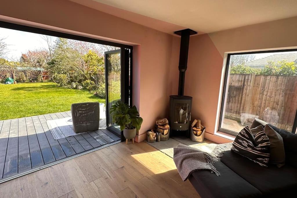 Formby, Spacious True Bungalow Steps From Beach Exterior foto